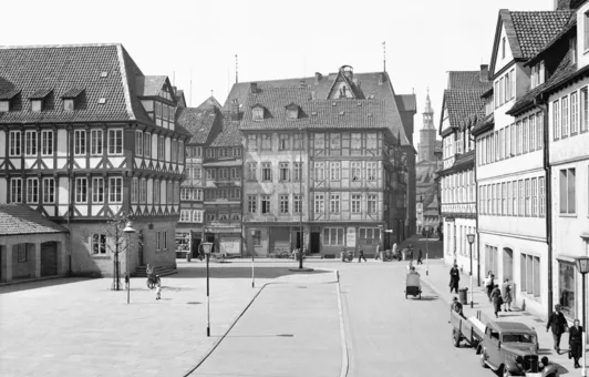 Der neue Ballhof, Ballhofplatz, Roßmühle und Burgstraße 35, 36, 37 und 38 (angeschnitten), Foto von Hans Pusen, 1938 oder Juni 1940